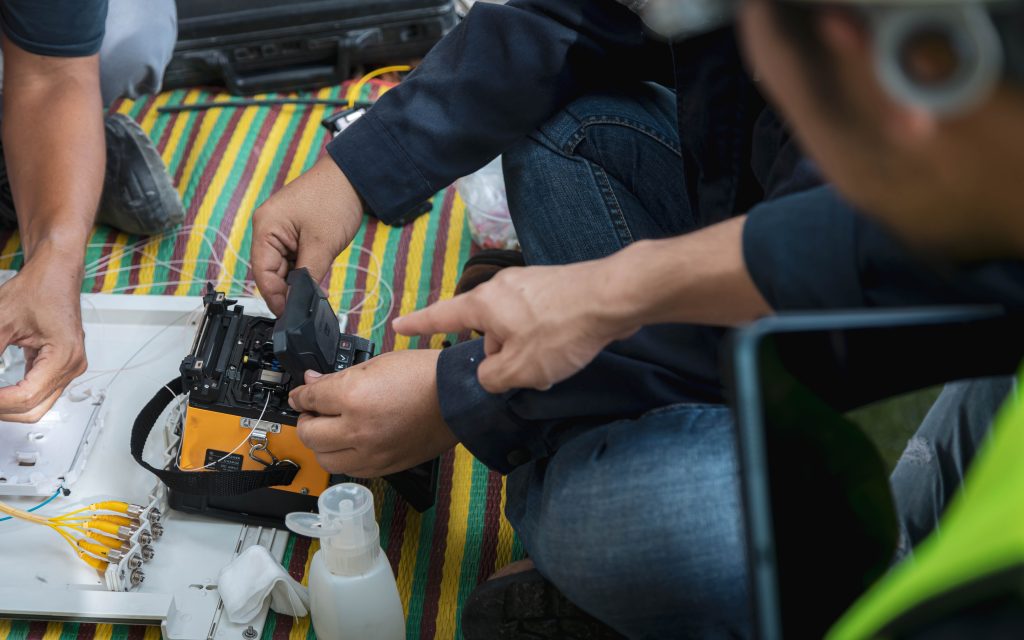Technician,Are,Install,Fiber,Optic,Cable,Lines,And,Engineer,Are